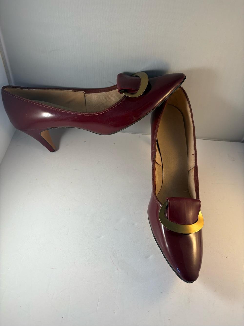 Vtg Jolene Hollywood Inspired Red Burgundy Pumps Heels Gold Buckle USA Size 7.5